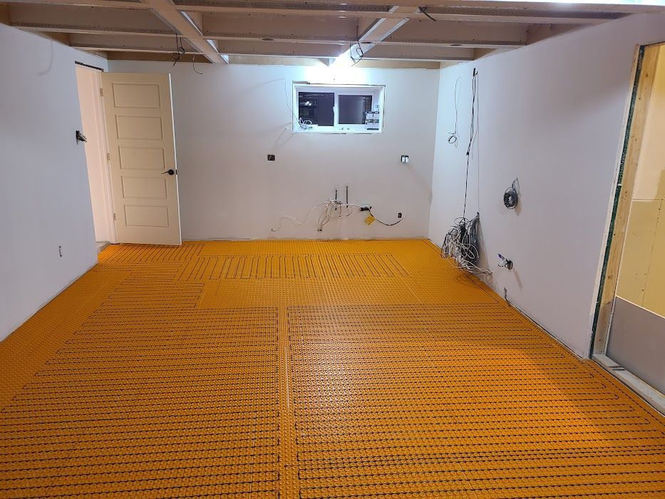 Une pièce avec un sol jaune et des murs blancs.