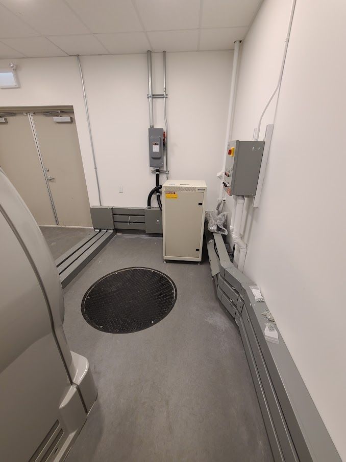 Il y a une plaque d'égout au milieu de la pièce.