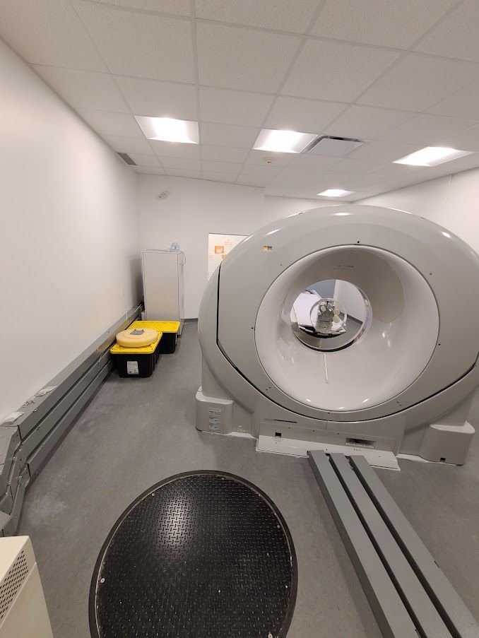 Une pièce avec un scanner à l'intérieur.