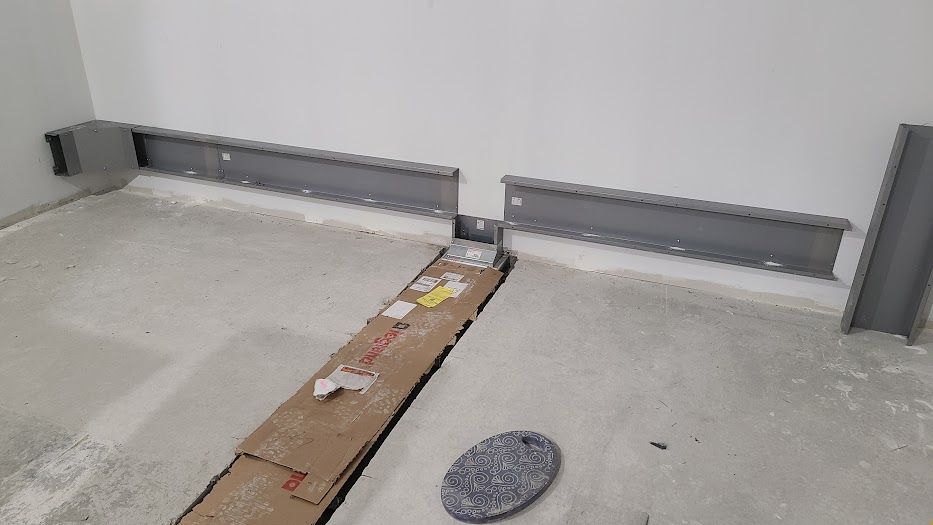 Un morceau de carton est posé sur le sol dans une pièce.