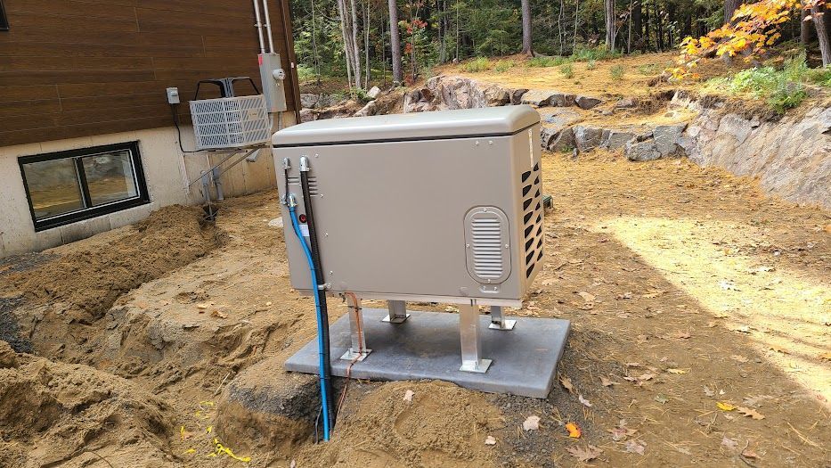 Une boîte est posée dans la terre devant une maison.