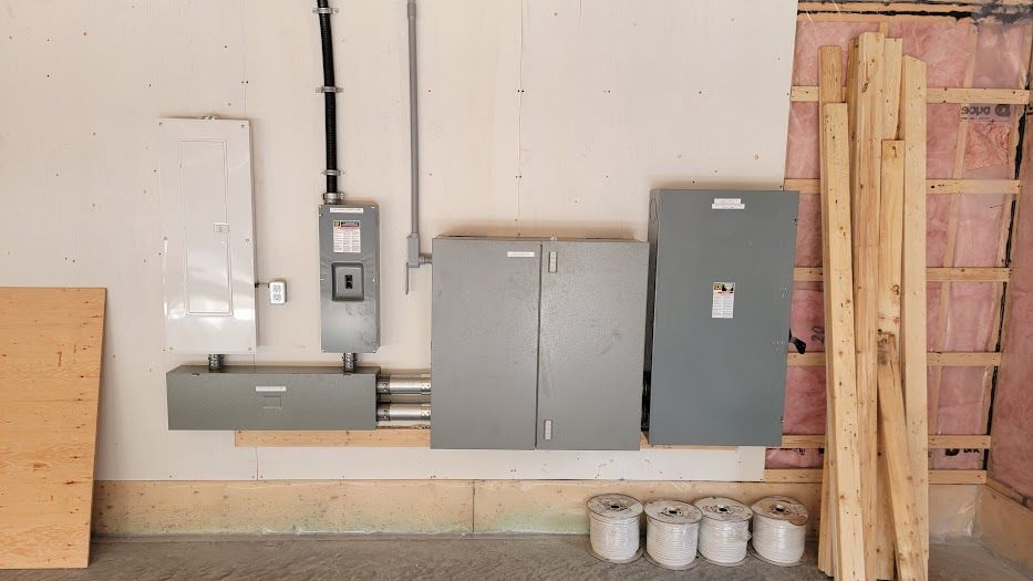 Une pièce avec beaucoup de boîtiers électriques sur le mur