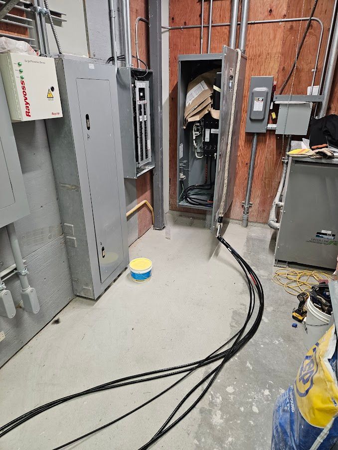 Une pièce avec beaucoup de fils sortant d'une boîte électrique.