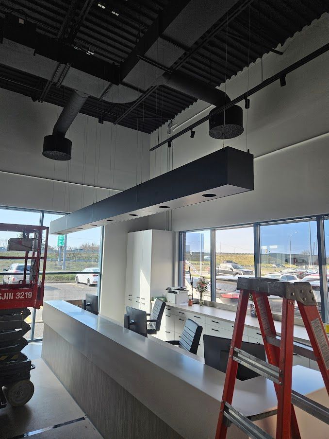 Une échelle est posée devant un comptoir dans un bâtiment.