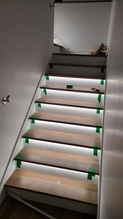 Un ensemble d'escaliers avec des lumières sur les marches.