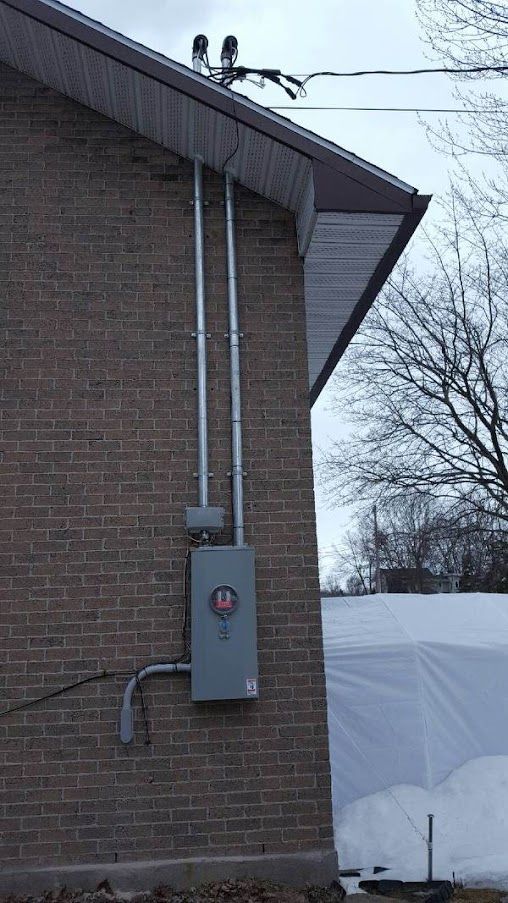 Un bâtiment en briques avec une boîte sur le côté.