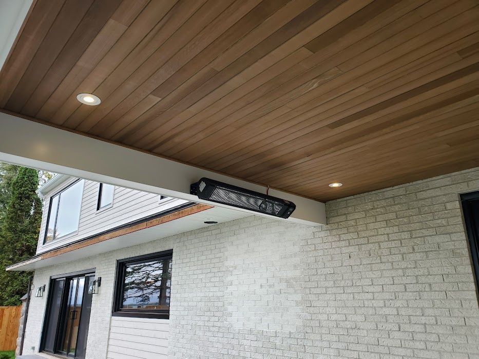 Une maison en briques blanches avec un plafond en bois.