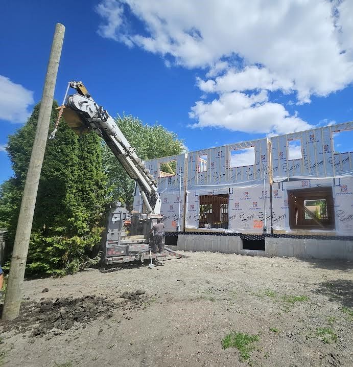 Un bâtiment en construction avec une grue devant lui