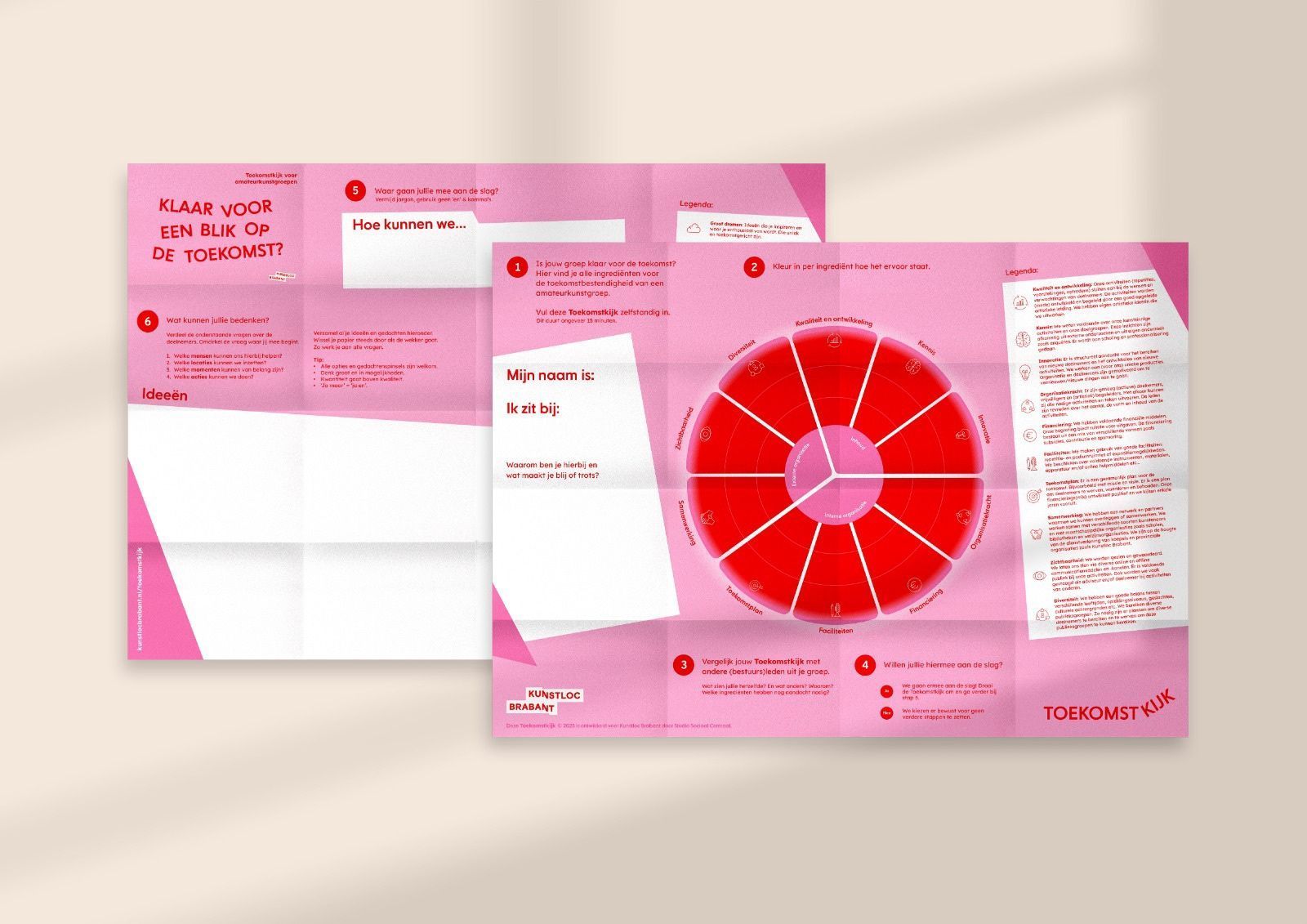 Een roze, drievoudig opvouwbare wellnessplanner met een 'Levenswiel'-diagram