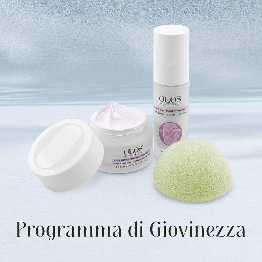 Un set di prodotti per la cura della pelle composto da crema, detergente, spugna e confezione bianca. Testo 