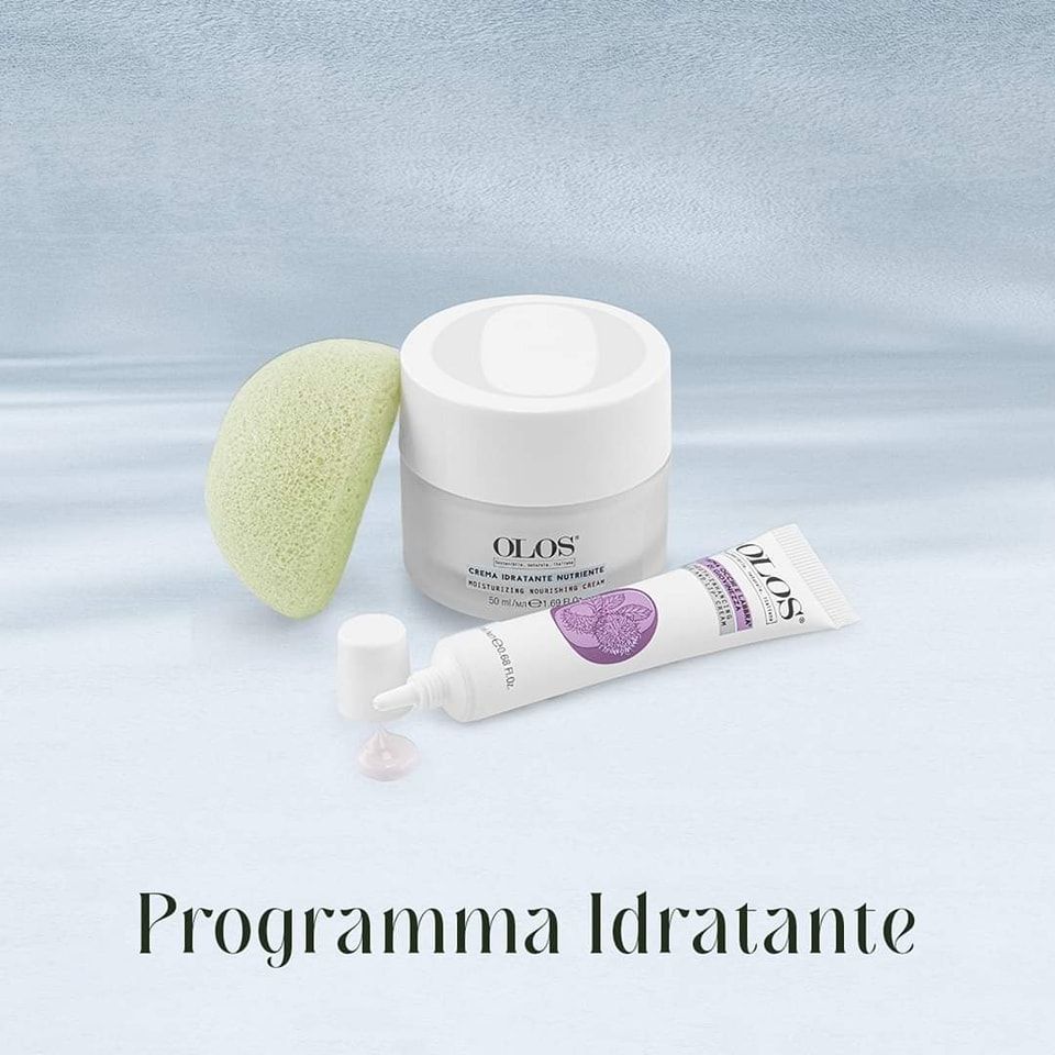 Set cosmetico per la cura della pelle: barattolo di crema, tubo, spugna; testo in italiano 