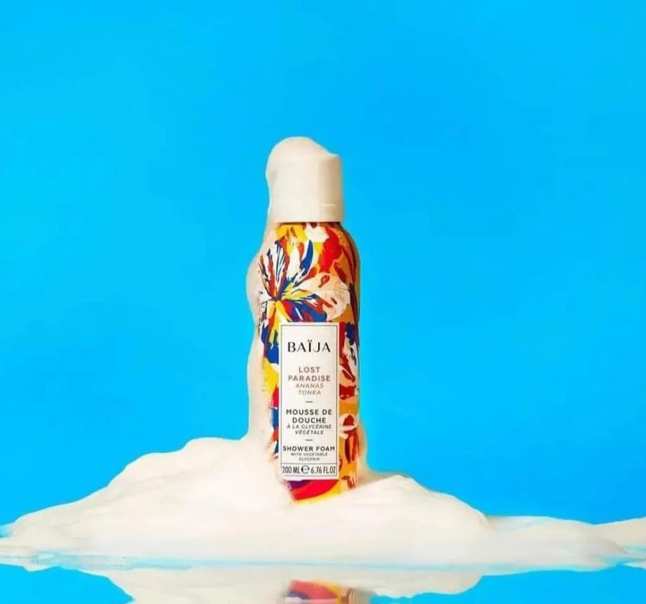 Flacone di prodotto per capelli Baliia in schiuma bianca, su sfondo blu.