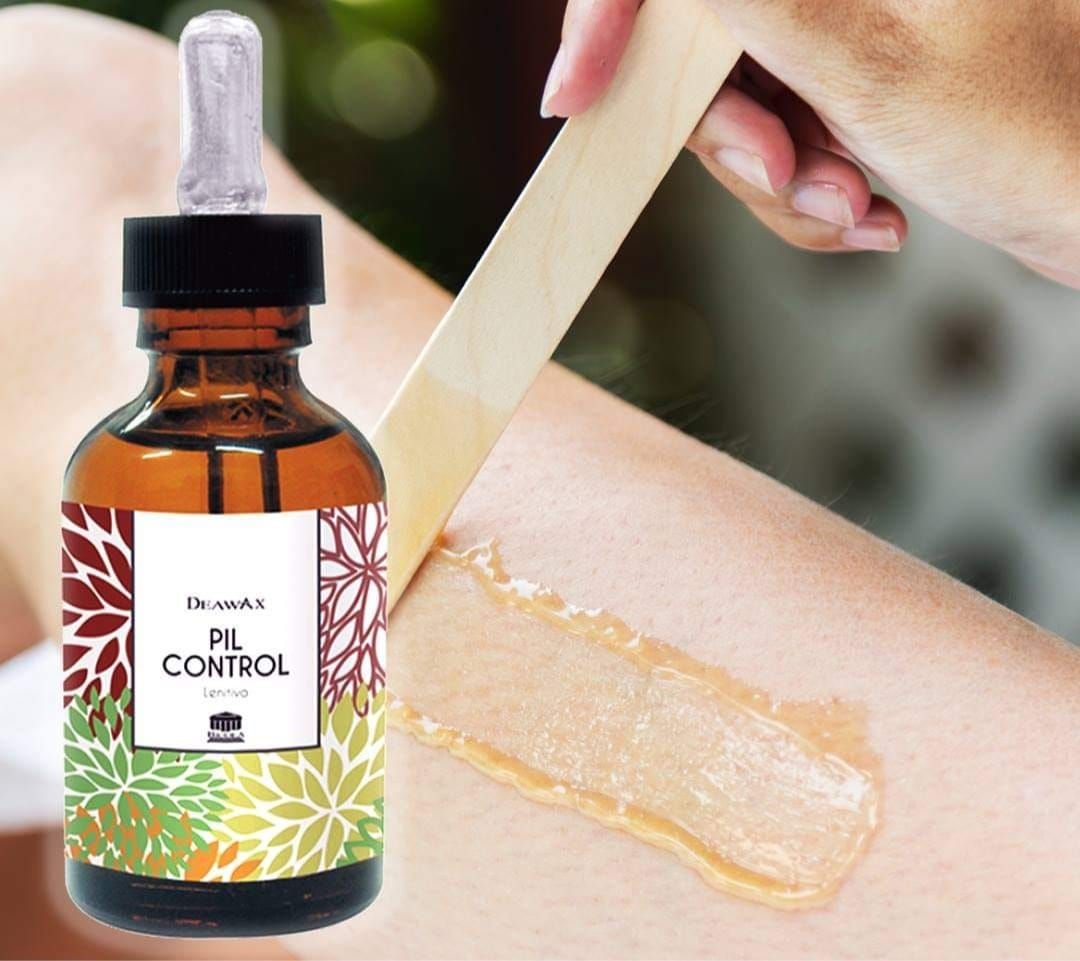 Bottiglia marrone di olio con l'etichetta 