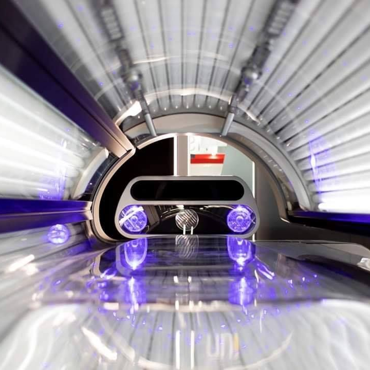 Interno di un lettino abbronzante con luci ultraviolette.