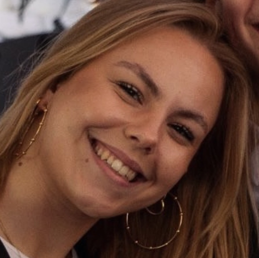 Schilderij van drie generaties vrouwen op dezelfde leeftijd