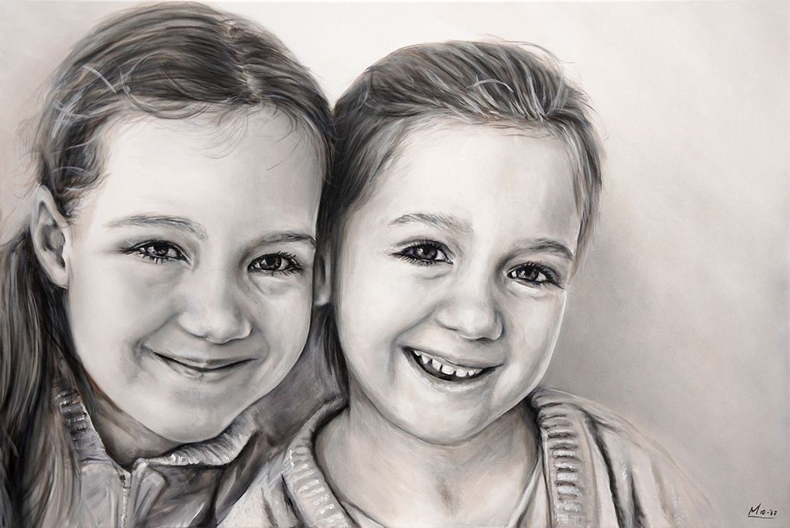 Twee lachende kinderen van dichtbij, acrylverf portret.