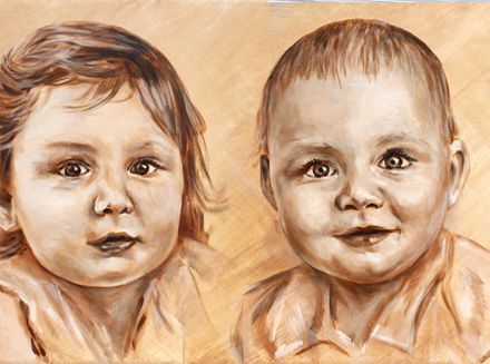 Twee jonge kinderen met bruin haar en bruine ogen, geschilderd in gedempte tinten, portretten naast elkaar.