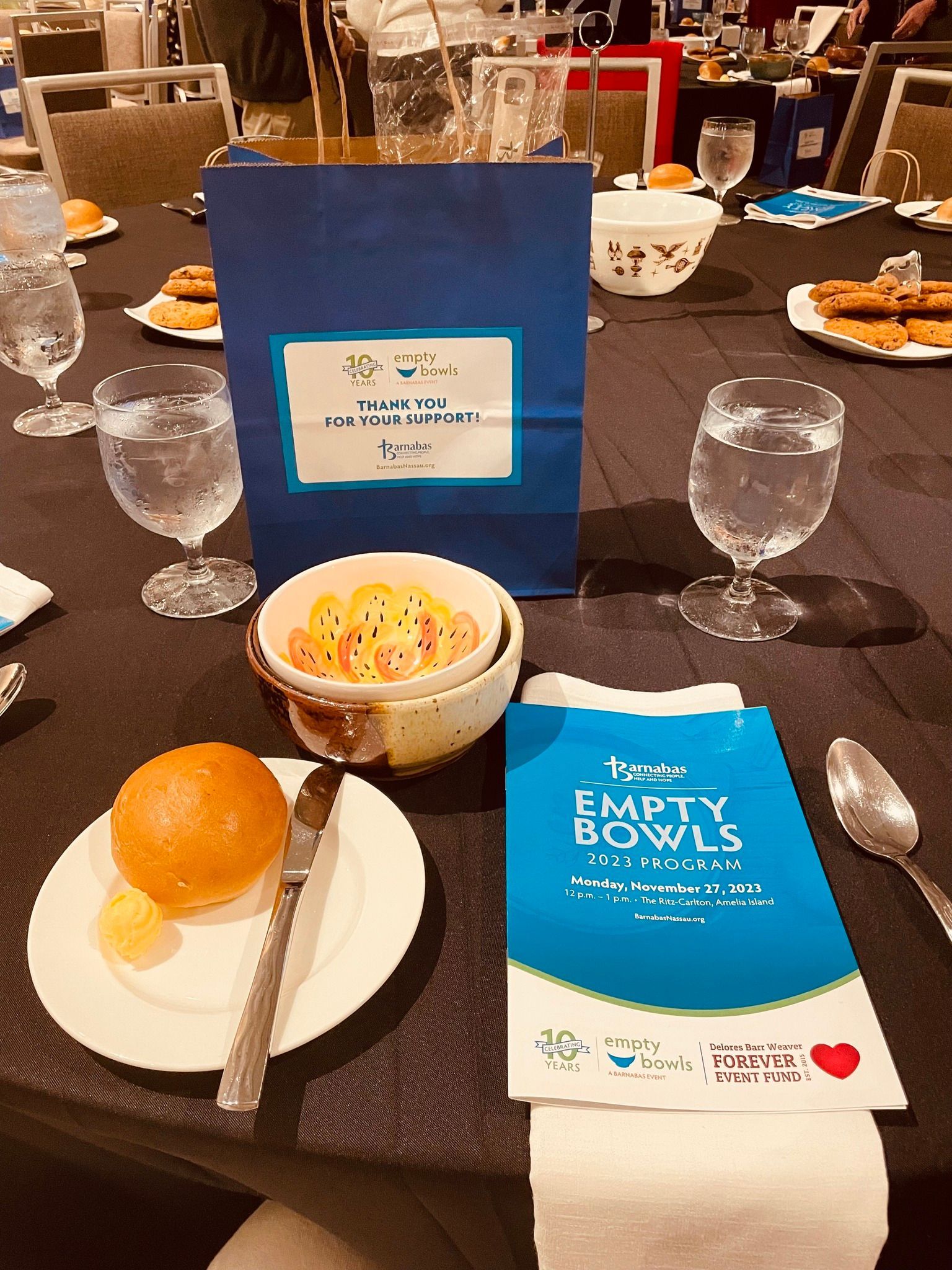 A table with empty bowls on it