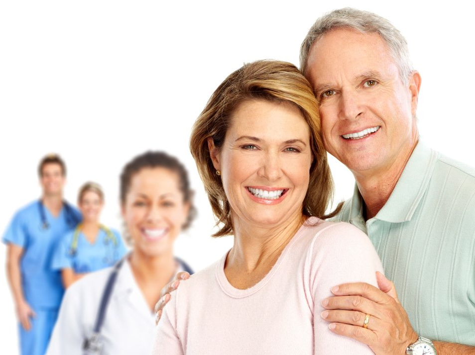 Un homme et une femme posent pour une photo devant un groupe de médecins et d'infirmières.