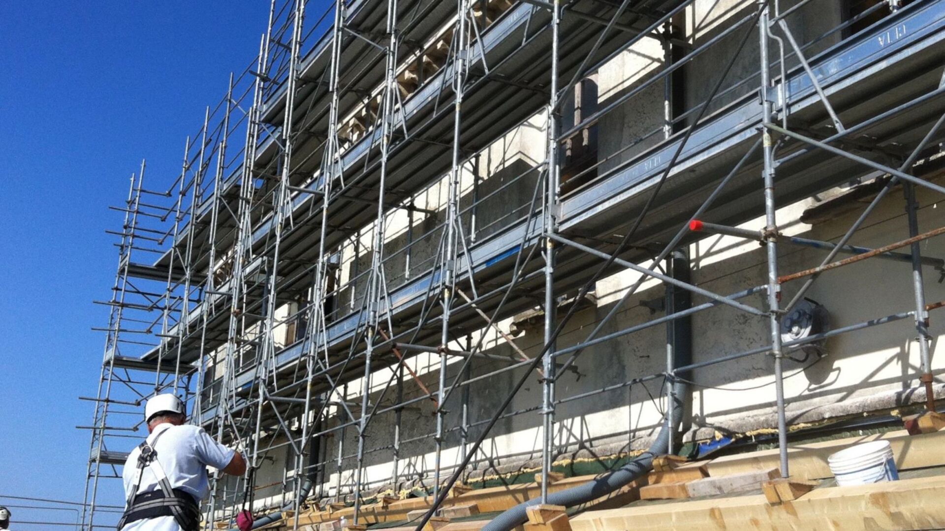 ponteggio durante una nuova costruzione edile