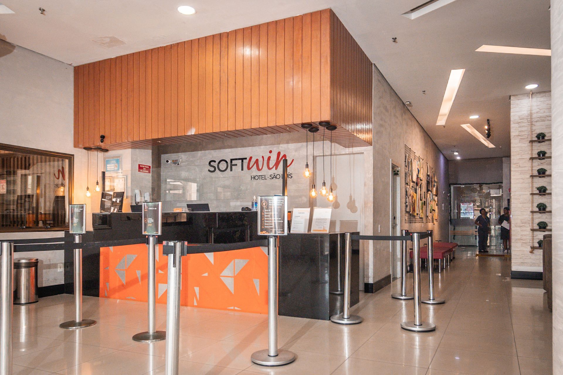 Balcão de recepção do hotel com placa 