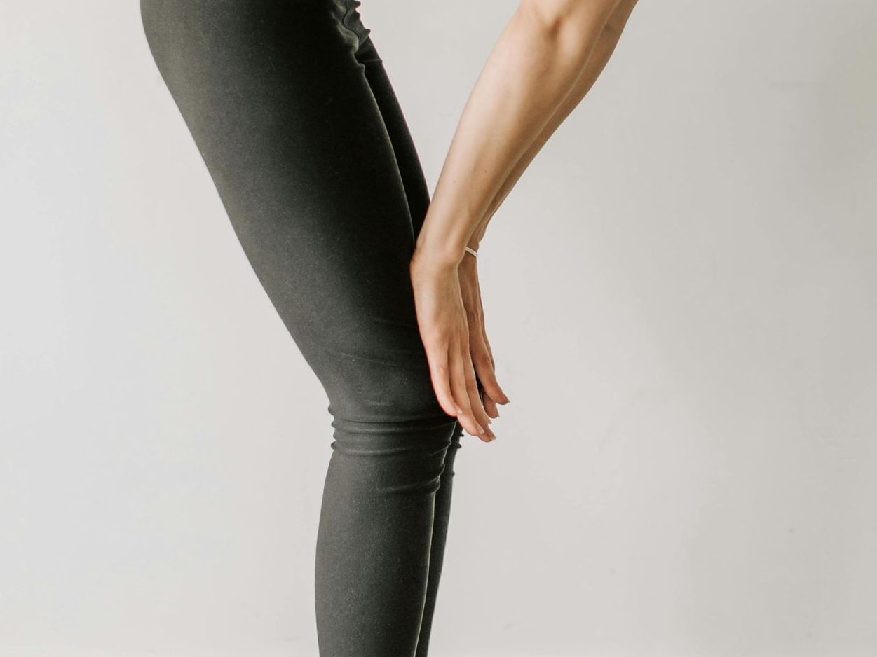 holding knee in pain