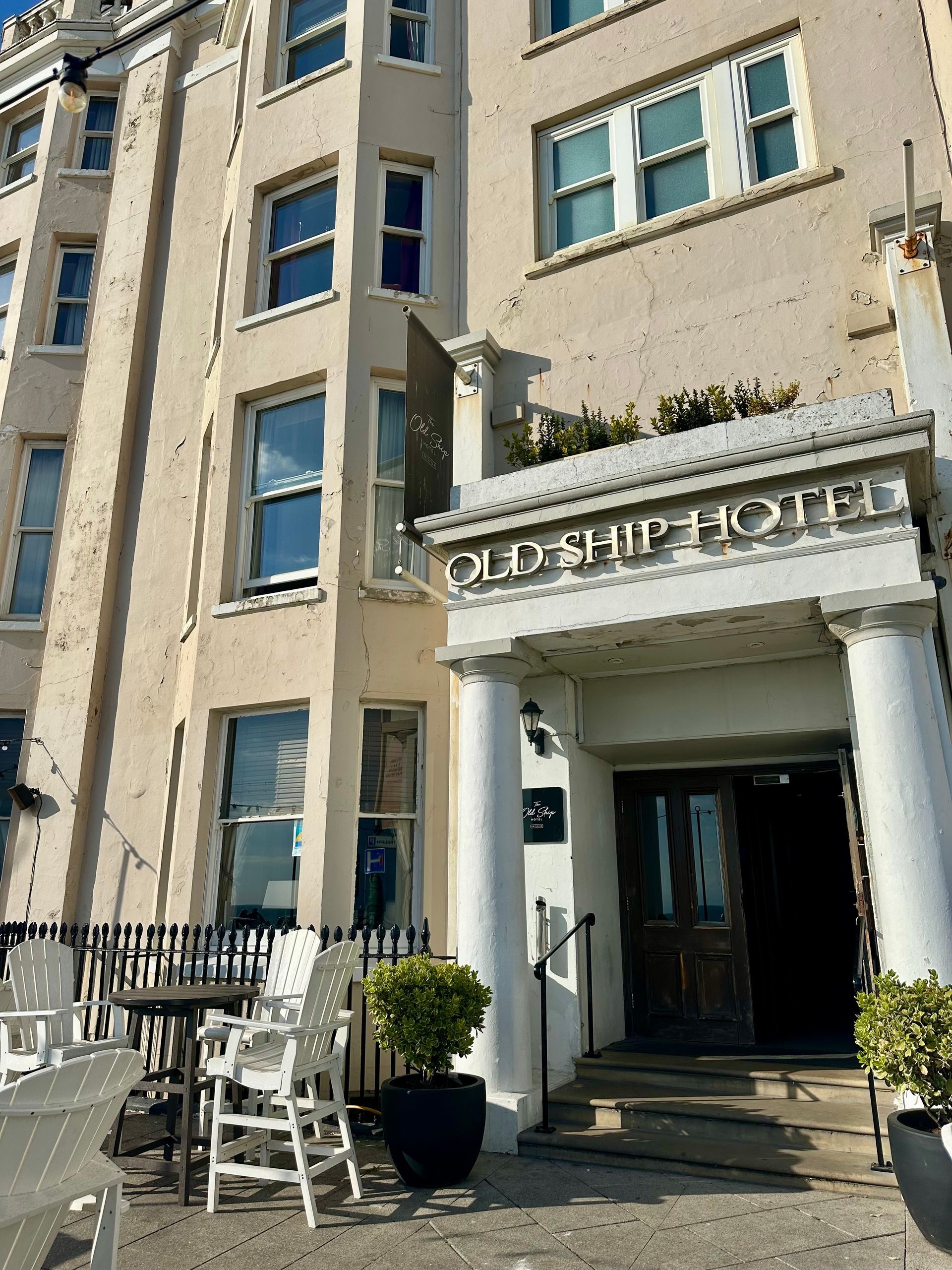 A large building with the word hotel on it