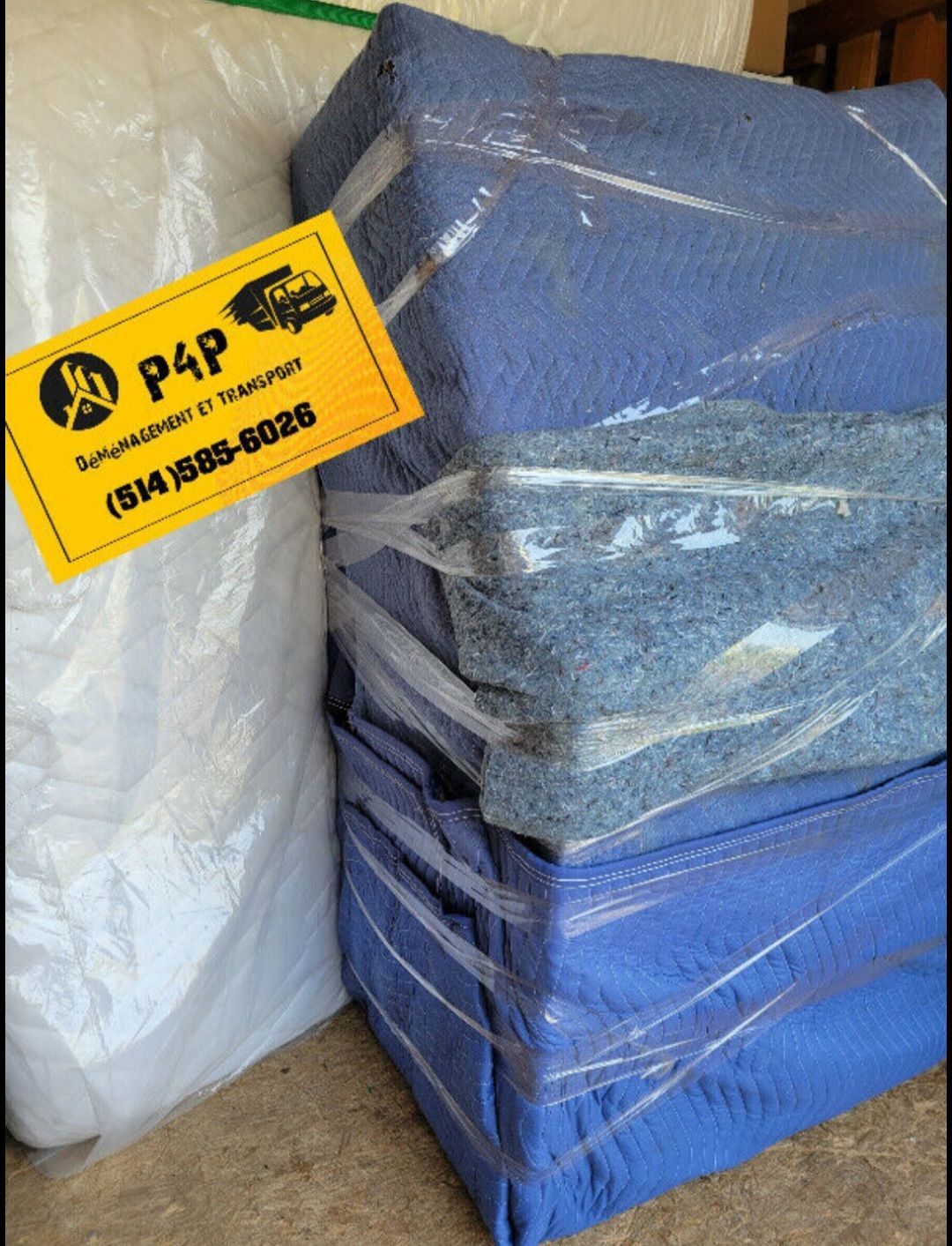 Une pile de couvertures bleues enveloppées dans du plastique avec un panneau jaune indiquant p4p