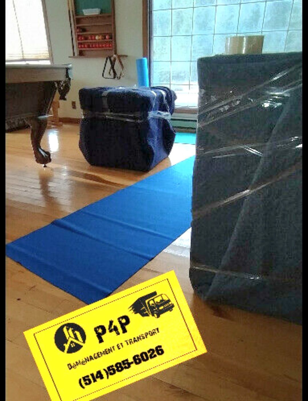 Une carte sur laquelle est écrit p4p dans une pièce