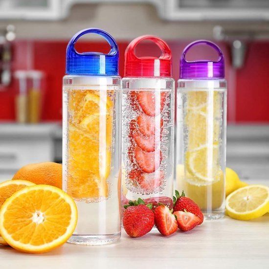 Een fles met fruithouder om een smaakje aan het water te geven