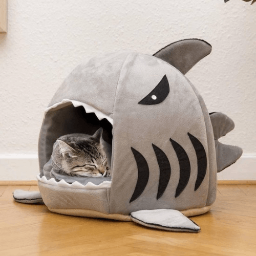 Een grijze kattenmand in de vorm van een haai