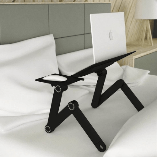 Een zwarte standaard waar je laptop op kan staan terwijl je in bed ligt