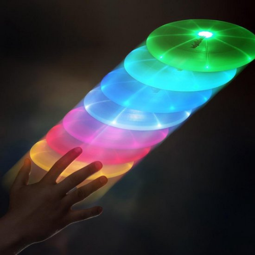 Led frisbee die er leuk uitziet frisbee geeft licht en gooit goed