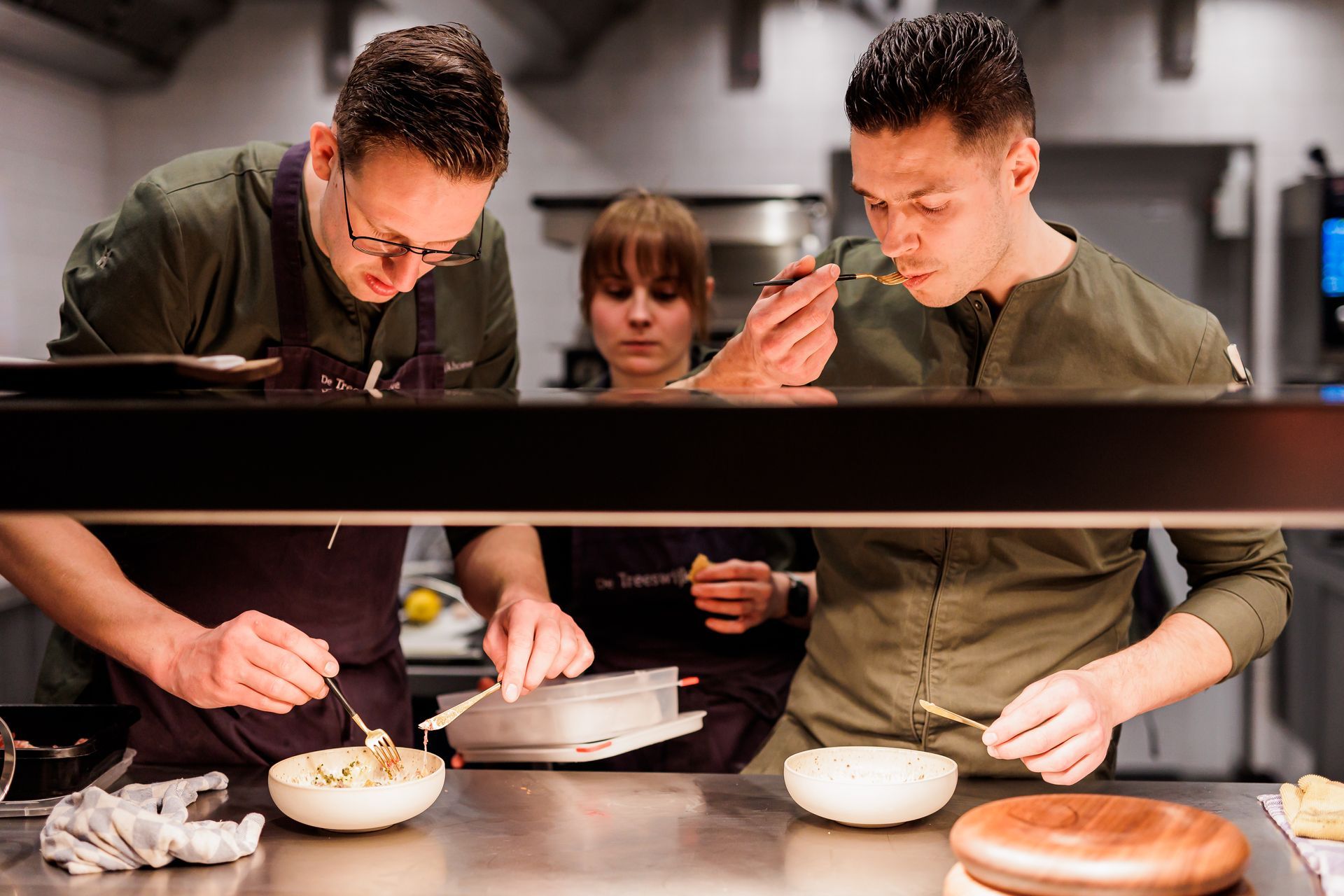 Tientallen personeelsleden, twee keukenchefs en 1 chef. Dick Middelweerd heeft zijn restaurant De Treeswijkhoeve met jonge en verse krachten samengesteld inclusief 2 ervaren keukenchefs. 