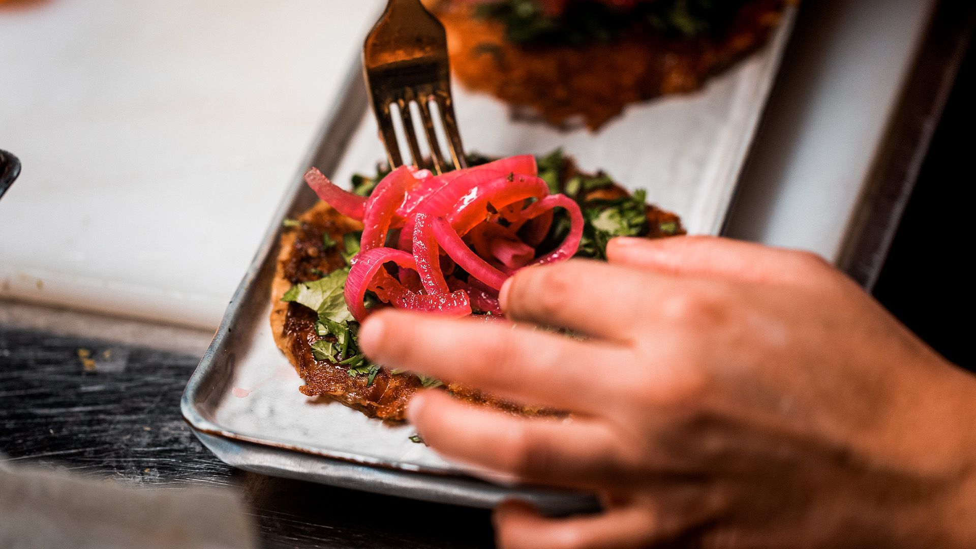 Culinaire bereiding van de Costra Birria van La Condesa Amsterdam