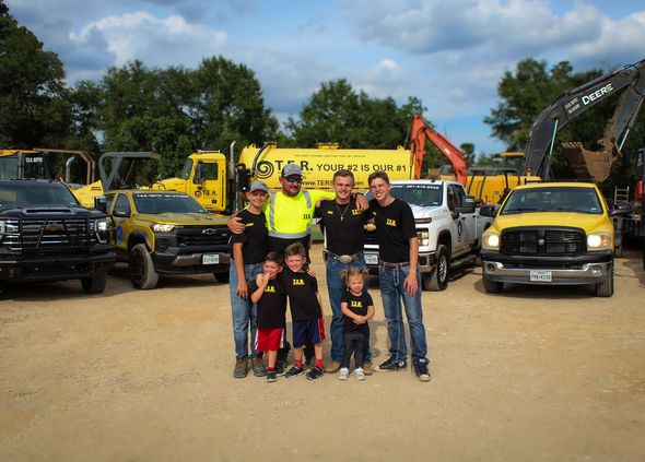 Another group photo of the T.E.R. Septic team, similar to the first, but with a slightly different arrangement and background, emphasizing their team unity.