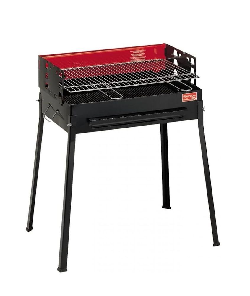 Een zwart-rode barbecuegrill op een witte achtergrond.