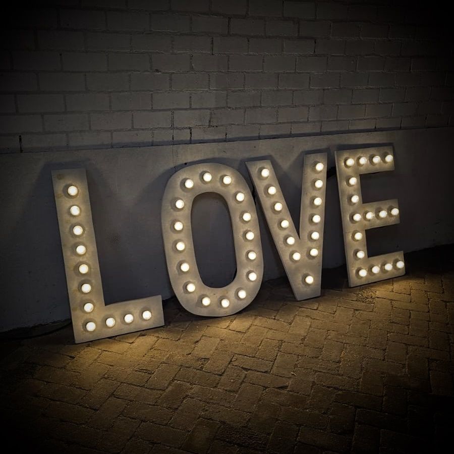 Verlichte letters in de stijl van een lichtreclame spellen