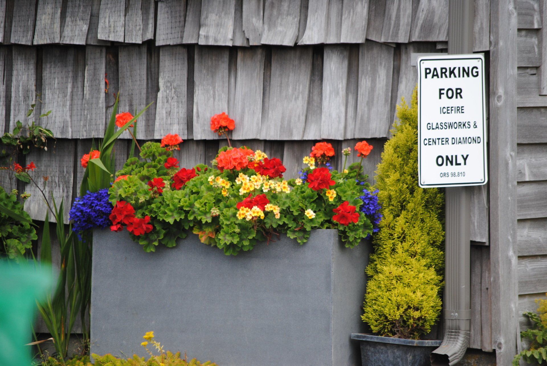 A sign that says parking for only on it