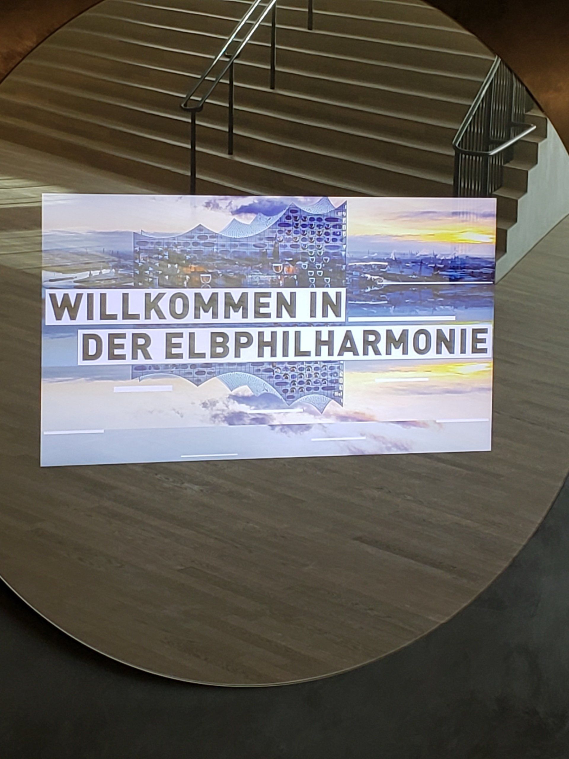 A sign that says willkommen in der elbphilharmonie