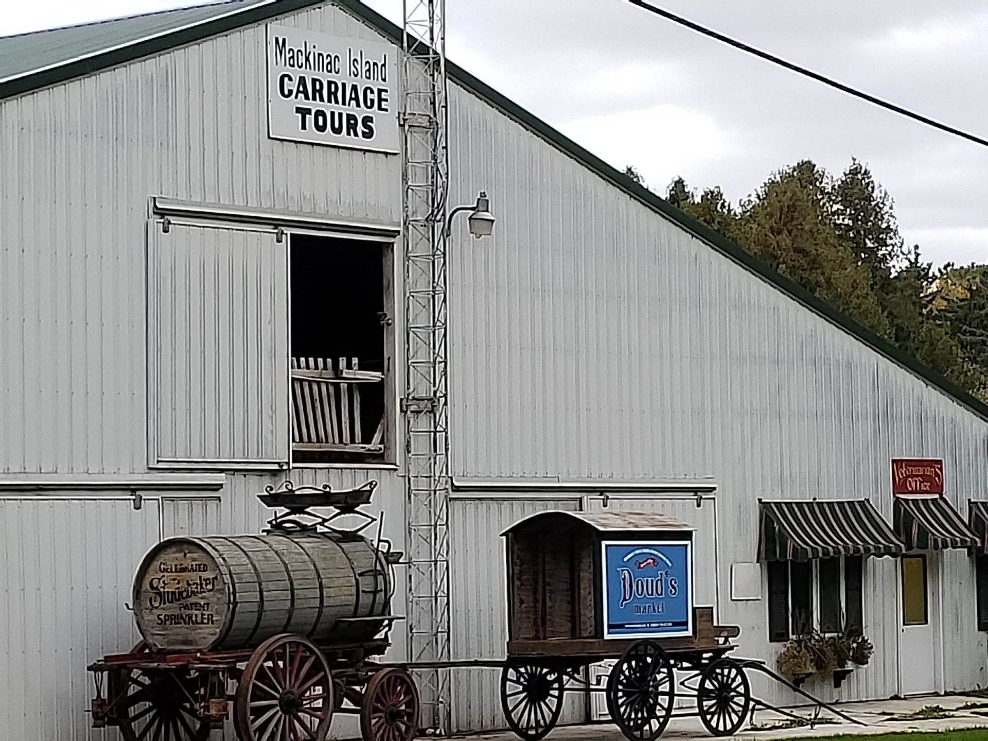 A white building with a sign that says carlisle tours