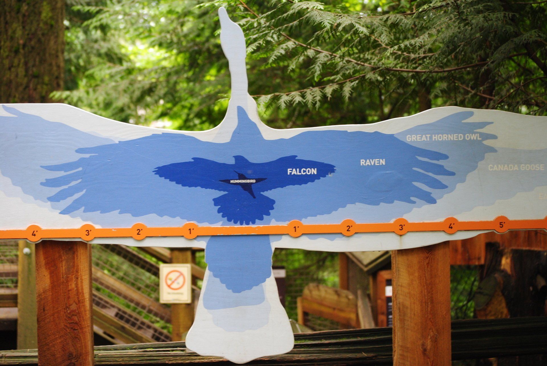 A sign with a picture of a bird on it