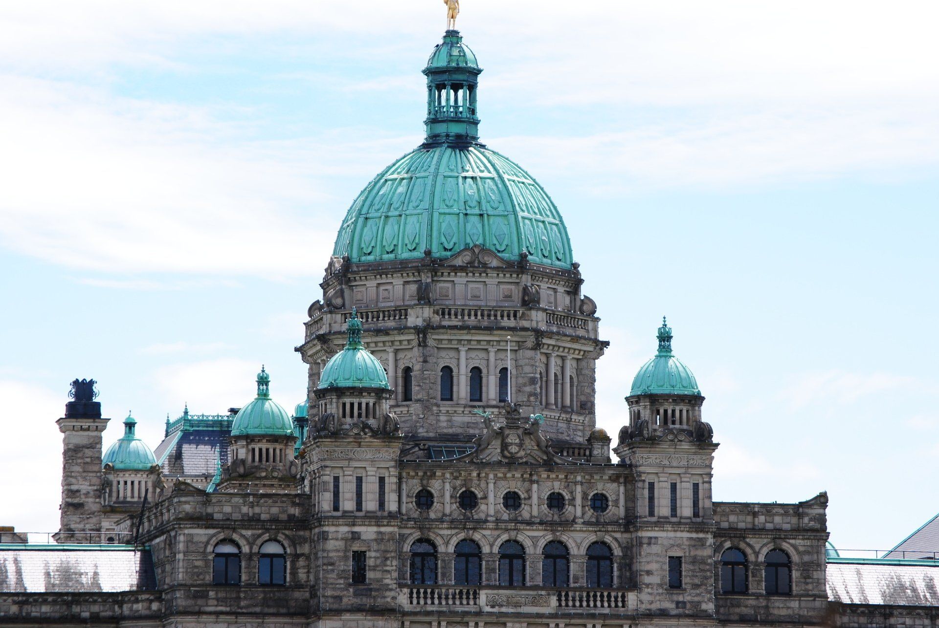 A large building with a dome on top of it.