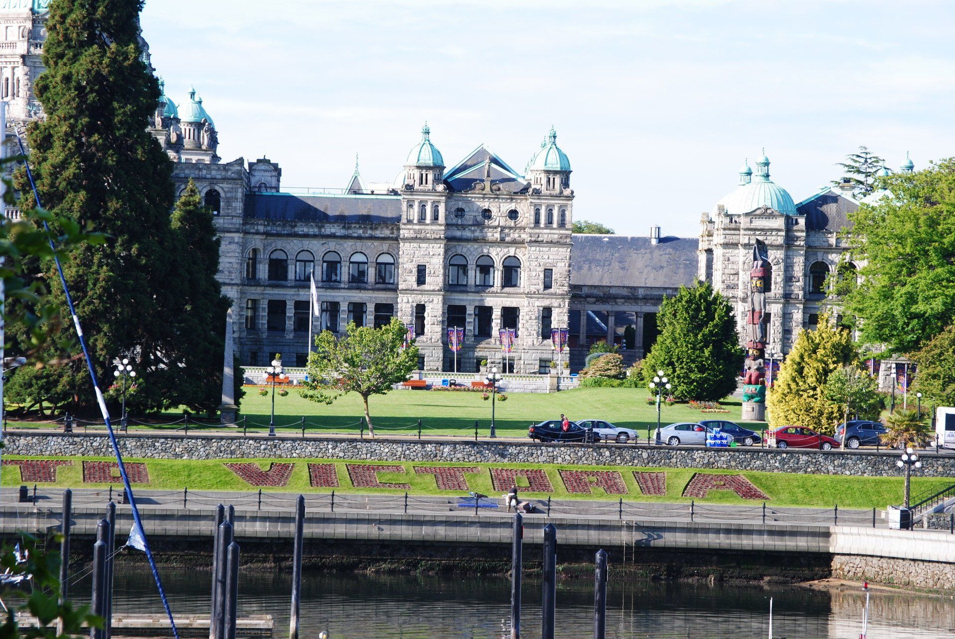 A large building with the word victoria on the side of it