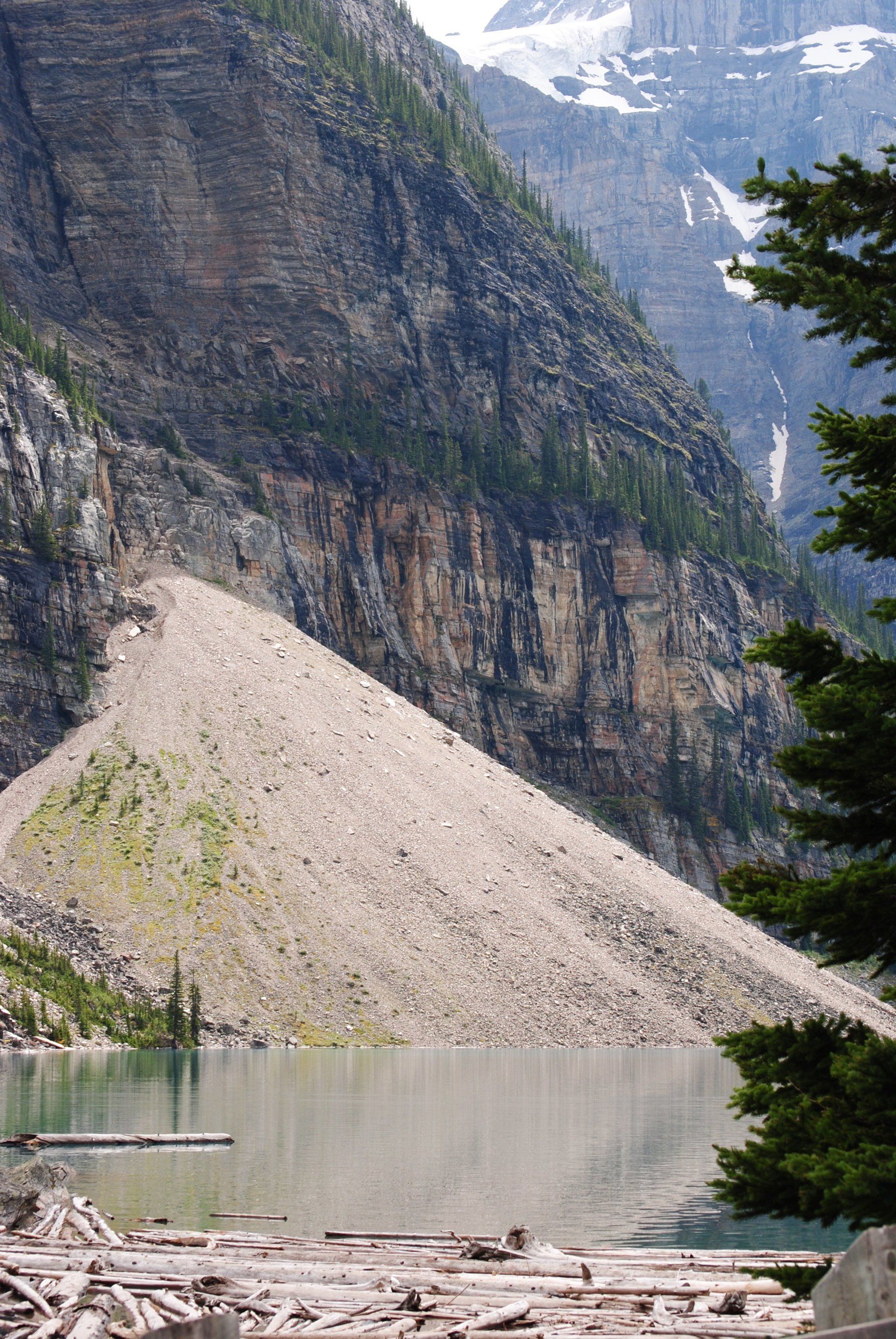 A lake in the middle of a mountain surrounded by trees and rocks.