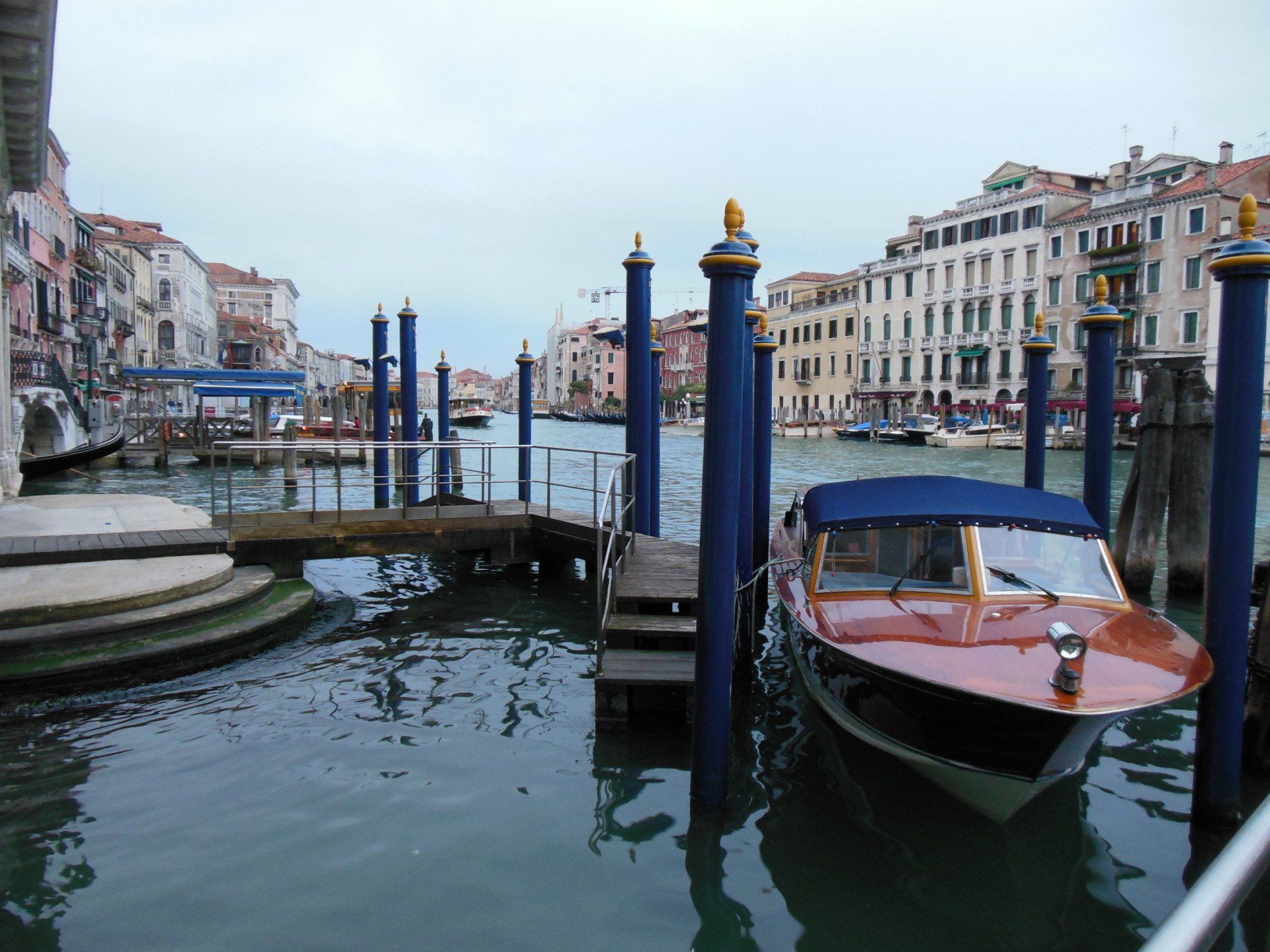 A boat is docked at a dock in a city