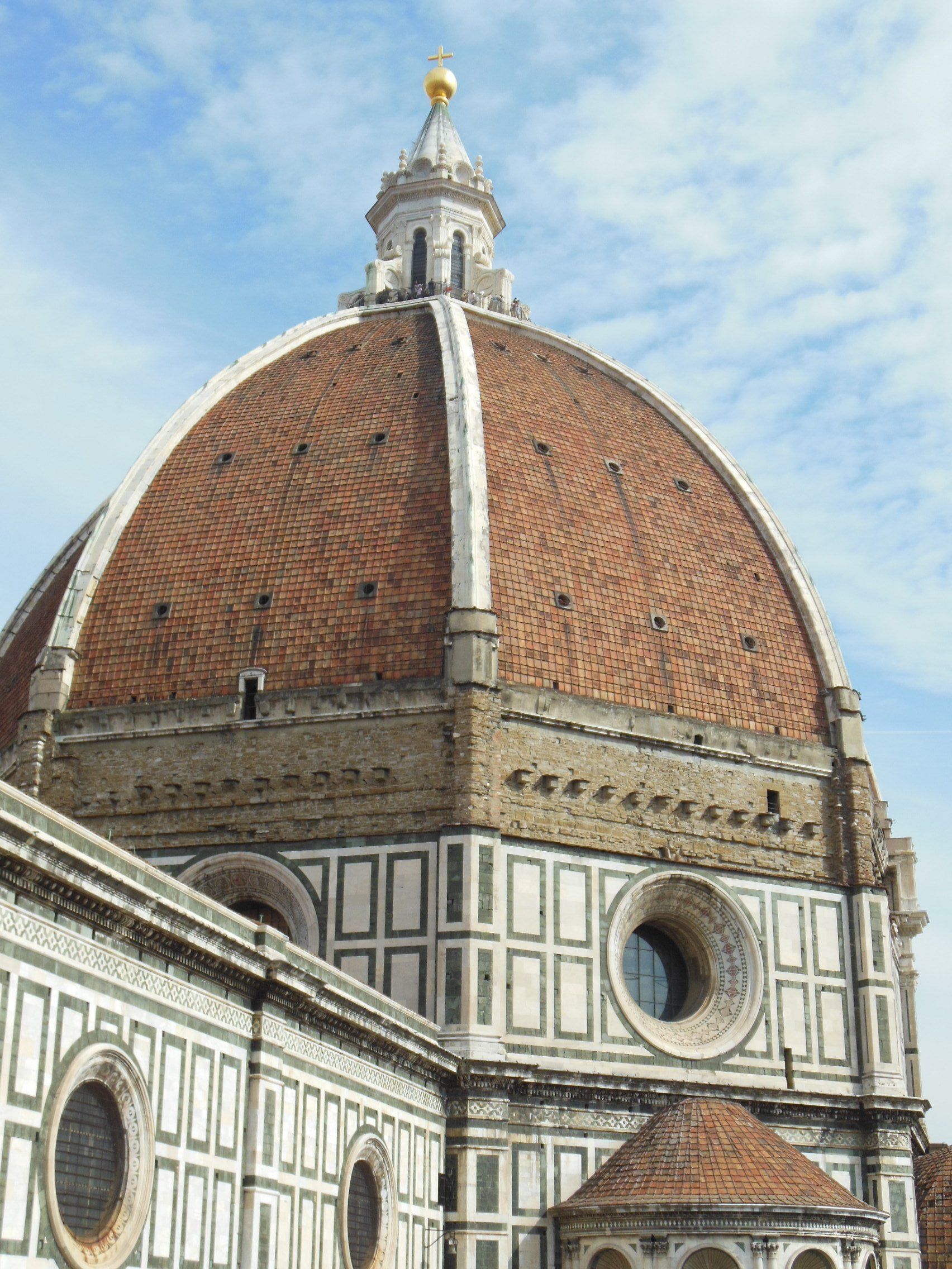A dome on top of a building with a blue sky in the background