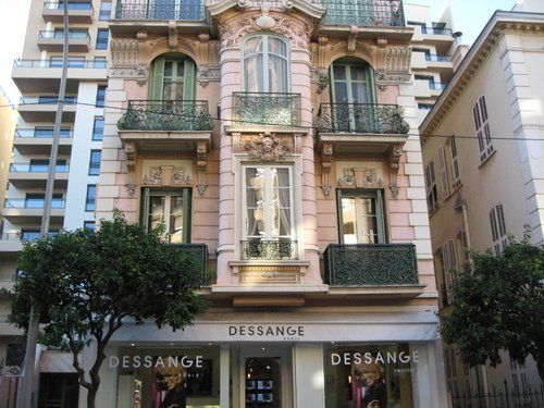 A building with the word dessange on it