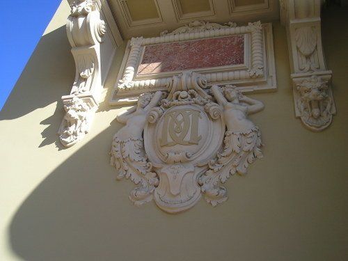 A building with a coat of arms with the letter l on it