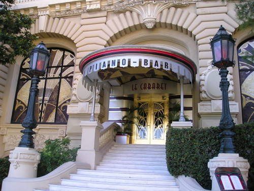 A building with stairs and a sign that says le cabaret
